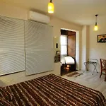 Harmoni Bed & Breakfast *